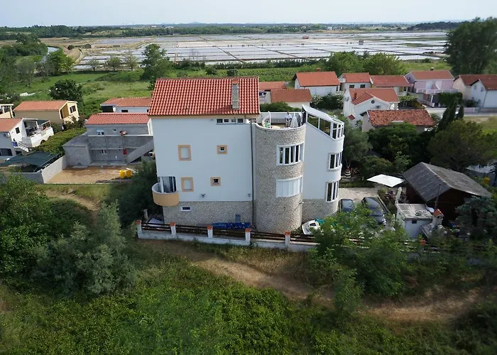 דירה And Dalibor נין